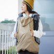 画像9: ErgoBabyCarrier オムニ ブリーズ サンドベージュ オールシーズン2点セット（オムニ ブリーズ+オールウェザーダウン3WAY防寒ケープ / ベージュ） (9)